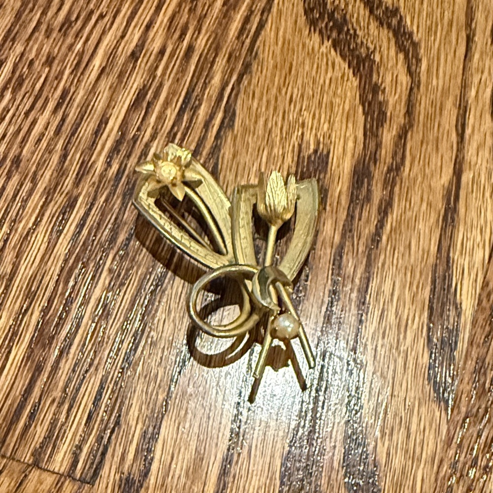 Elegant Gold Floral Brooch